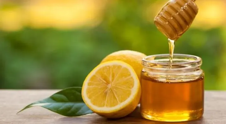 5 razones por las que deberías tomar agua tibia con miel