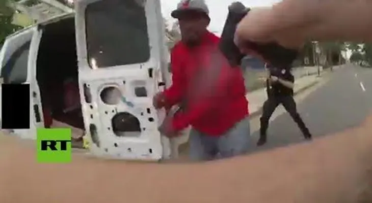 FUERTE VIDEO: Un policía mata a un hombre que lo apuñaló sin motivo (18+)