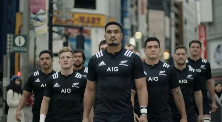 La original publicidad en la que los All Blacks tacklean japoneses en la vía pública