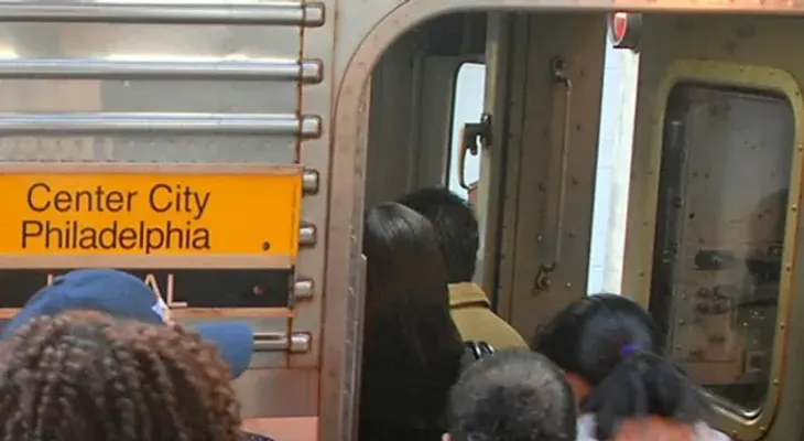 Una mujer fue violada en un tren repleto de pasajeros y nadie detuvo la agresión
