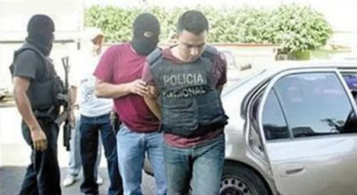 Apresan a dos policías en Santiago cuando asaltaban varias personas