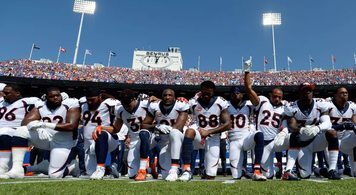 Los dueños de la NFL dicen que los jugadores deben estar de pie durante el himno nacional