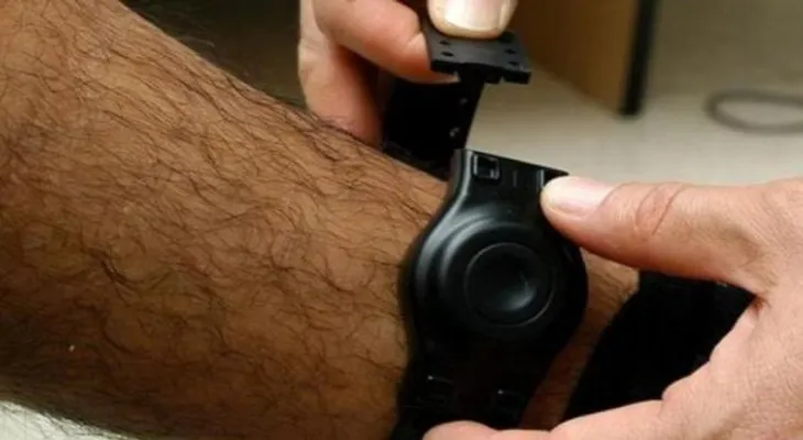 Justicia de Uruguay impone tobillera electrónica a exreo de Guantánamo denunciado por esposa
