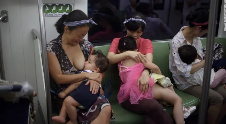 Foto de madre amamantando a su bebé en público desata un debate en China