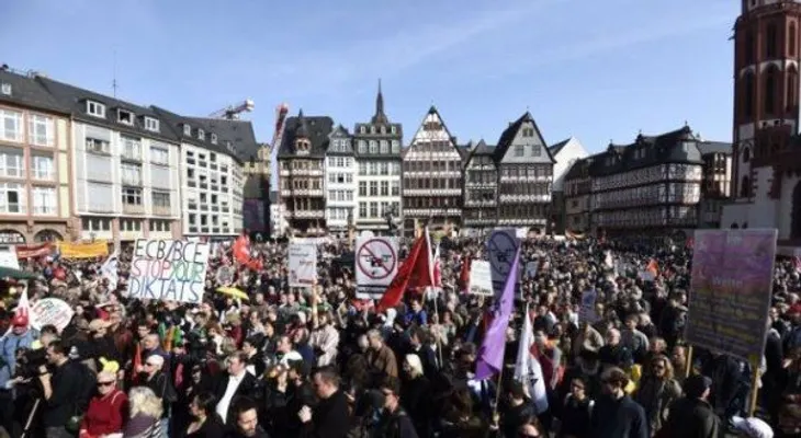1,300 manifestantes protestan en Berlín contra investigación a un blog