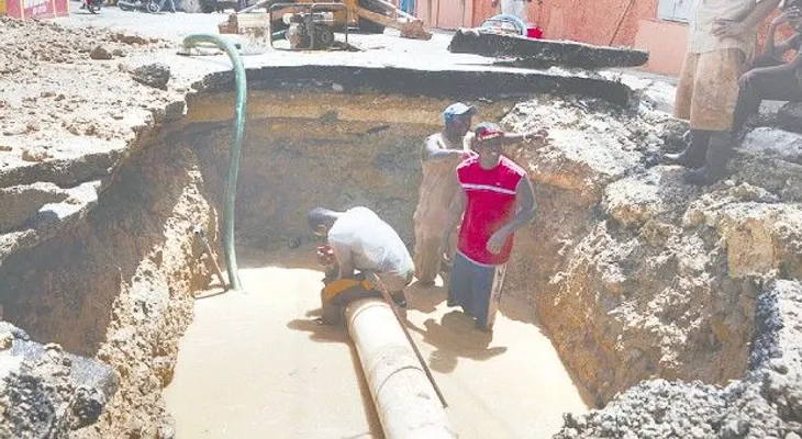 Sismo dañó tubería de agua en Herrera.