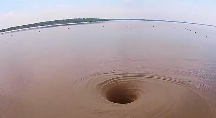 Remolino en lago Texoma tan grande que puede tragarse un barco (Video)