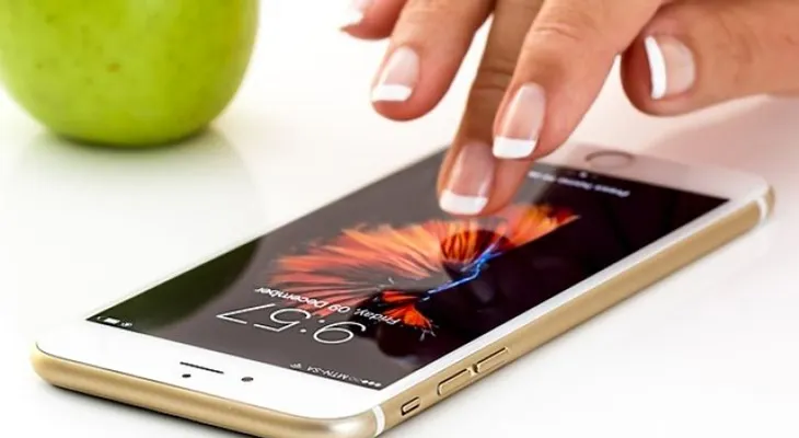 Entérate de lo que le sucede a tu salud por comer y usar el celular