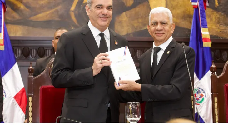 Luis Abinader rompe 180 años de continuismo con nueva Constitución proclamada hoy