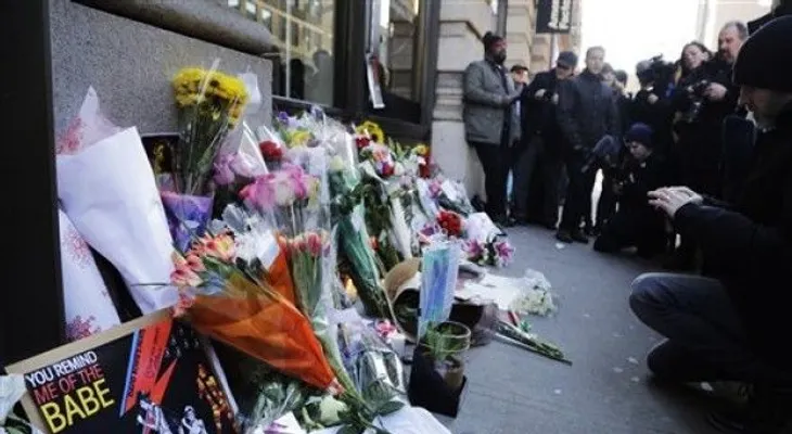 Homenajean a fallecido David Bowie; admiradores llevan flores a su apartamento