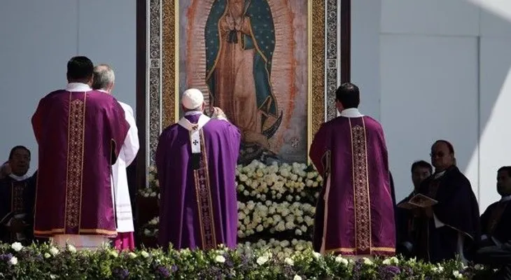 Papa pide en México evitar tentación de riqueza y corrupción