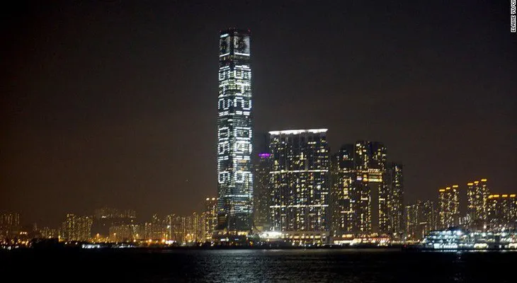 ¿Qué significa el mensaje secreto en un rascacielos de Hong Kong?