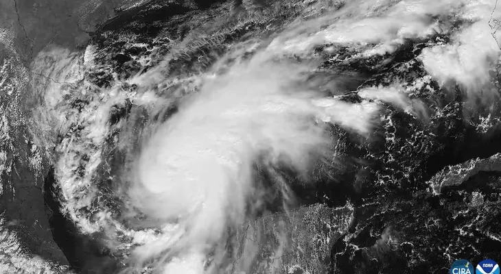 Huracán Isaias se intensifica a categoría 3 en el Golfo de México y amenaza la costa sur de EE.UU.