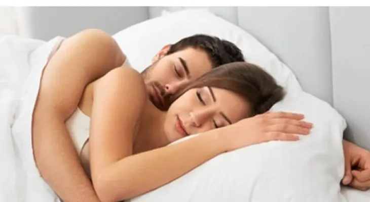 Dormir desnudos en pareja: una práctica que fortalece el amor y la salud