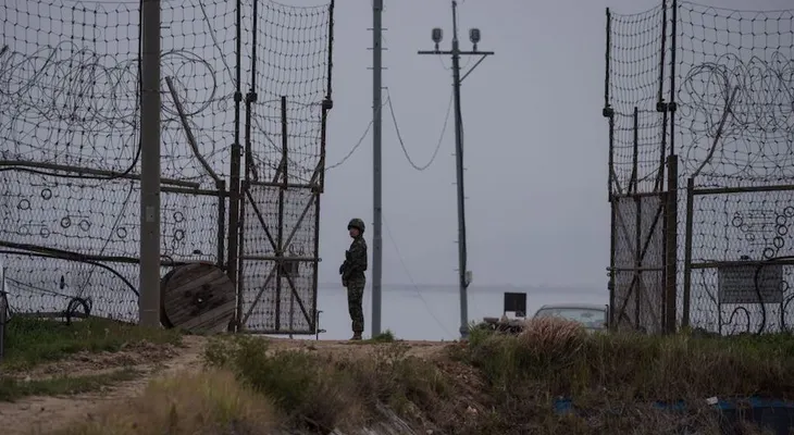 Un objeto no identificado vuela desde Corea del Norte sobre la frontera