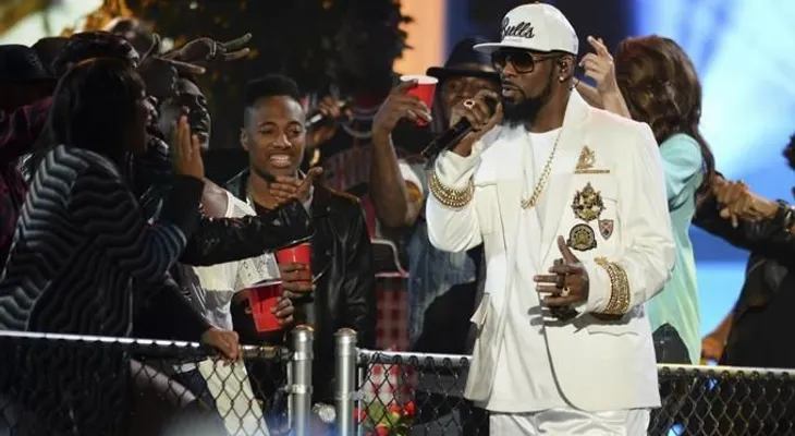 Un jurado condenó a R. Kelly; ¿su música enfrentará consecuencias?