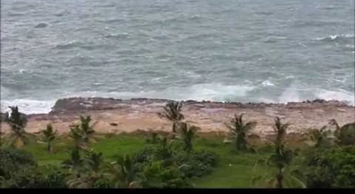 Un hombre desafía fuertes olas de Matthew en orilla del Malecón
