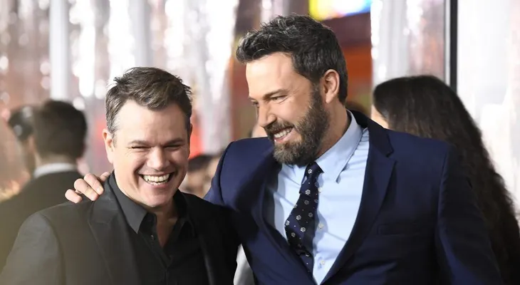 Matt Damon delata reencuentro romántico de Ben Affleck y JLo; ARod está en "shock", tras enterarse. Donde hubo fuego...