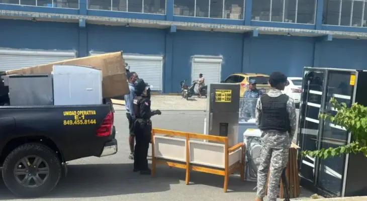 Detienen a 17 personas por saqueo durante incendio en L&R Comercial de SDE