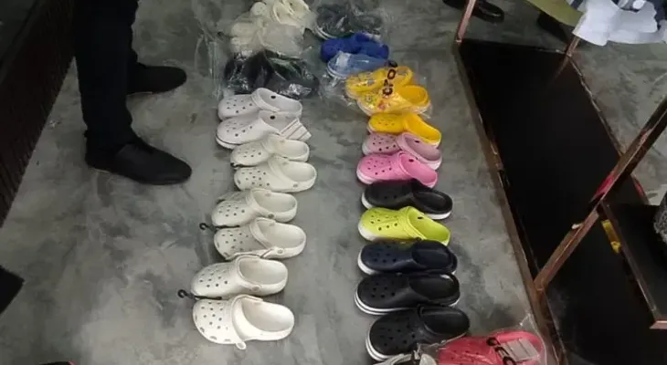 Autoridades ocupan decenas de calzados falsificados que eran comercializados en distintas tiendas
