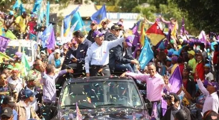Presidente Medina realiza caravana en pueblos del Este del país