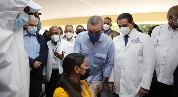 Presidente y vicepresidenta encabezan operativos de vacunación en Santiago y la capital