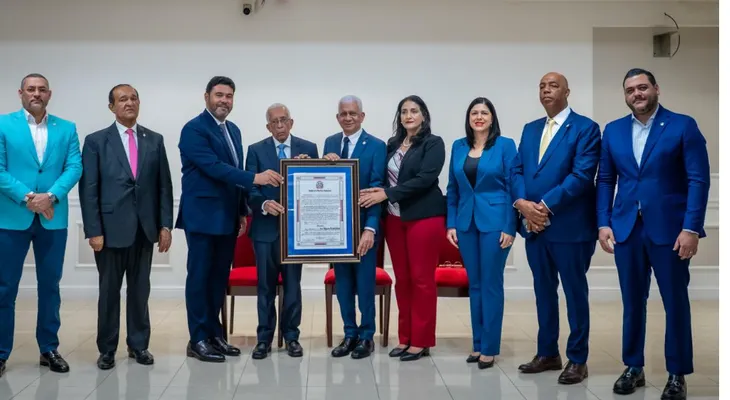 Senado reconoce aportes del doctor José Garrido a la medicina