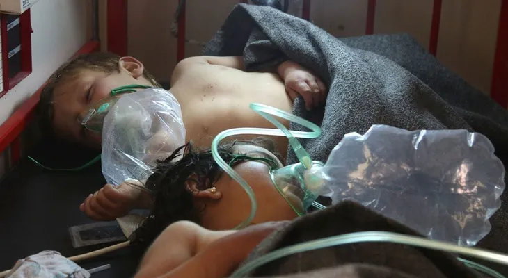 Acusan a Bashar al Assad y a Rusia de brutal ataque químico que mató a 83 civiles, entre ellos 25 niños, en Siria