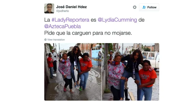 Despiden a reportera que causó indignación al ser cargada por mujeres para no mojarse