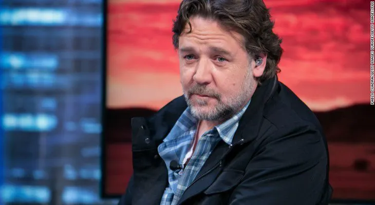 Russell Crowe la emprende contra aerolínea porque no le dejaron llevar las hoverboards de sus hijos