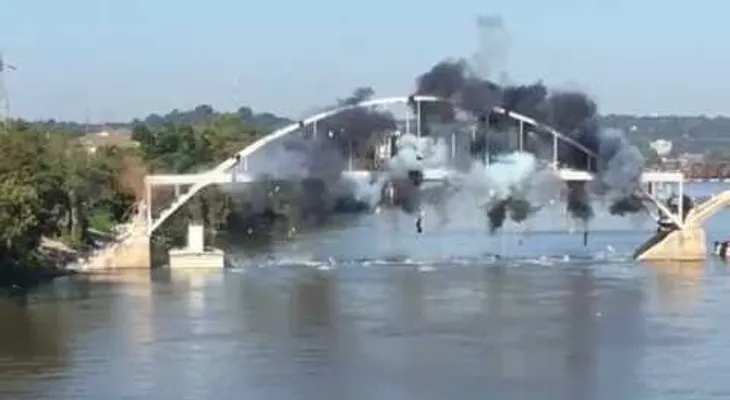 Papelón: hicieron explotar un puente para derribarlo, pero no le pasó nada