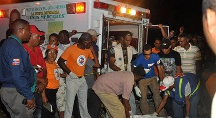 Autobús de pasajero cae al Mar Caribe