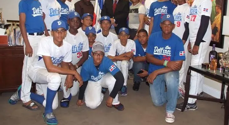 Jóvenes peloteros visitan el Consulado de RD en NY 