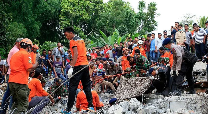 El terremoto de Indonesia causa más de un centenar de muertos