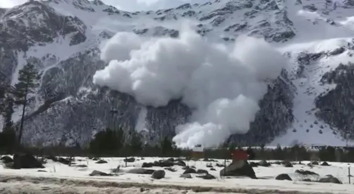 El aterrador momento en el que una avalancha aplasta un centro de ski y mata a seis turistas (VIDEO)