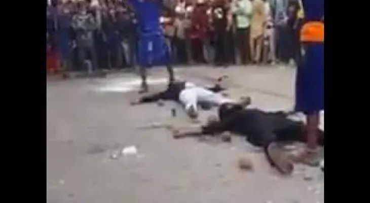 India: Un peligroso truco con un enorme martillo por poco acaba en una tragedia