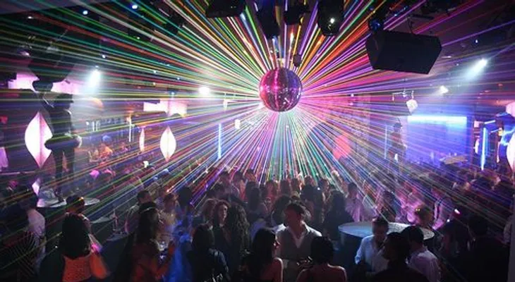 Ir a discotecas y conciertos podría dejarte sordo
