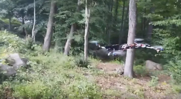 Escalofriante video de un dron disparando con una pistola