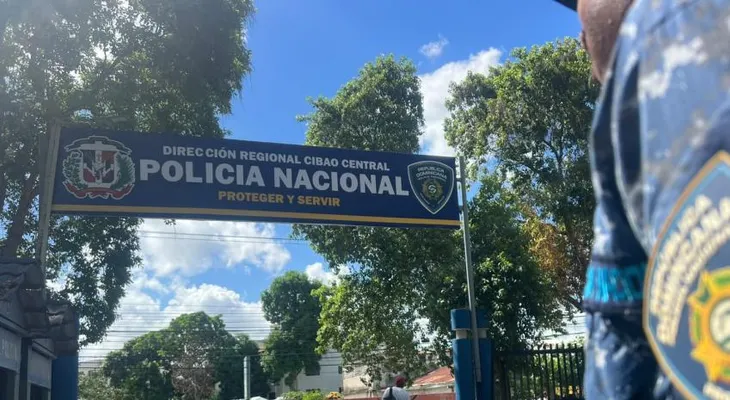 Joven de 21 años muere en un allanamiento policial en Santiago; un cabo del SWAT resulta herido