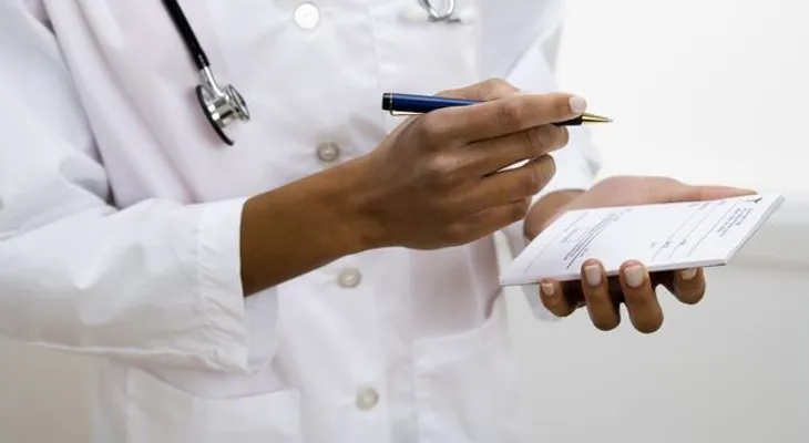 Eliminan recetas en papel para pacientes retirar medicinas de farmacia NY