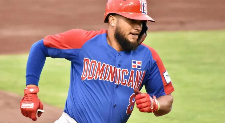 Aguilas cambian a los Gigantes a Diego Goris por Andretty Cordero.