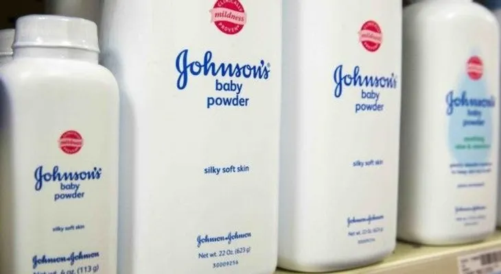 Johnson & Johnson condenada a pagar 325 millones a mujer que desarrolló cáncer 