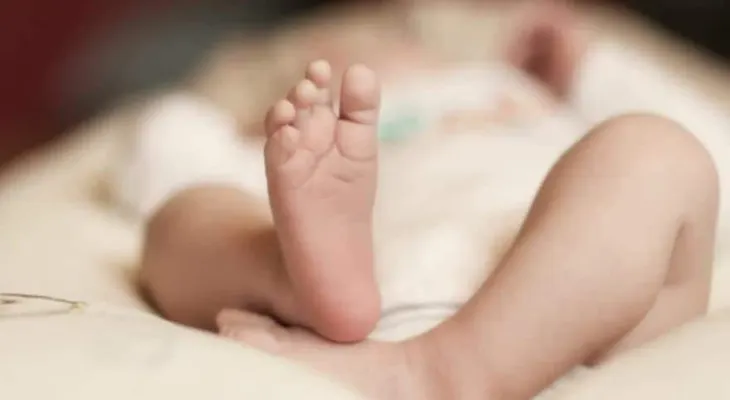 Una mujer se suicida y el bebé queda pegado del cordón umbilical 