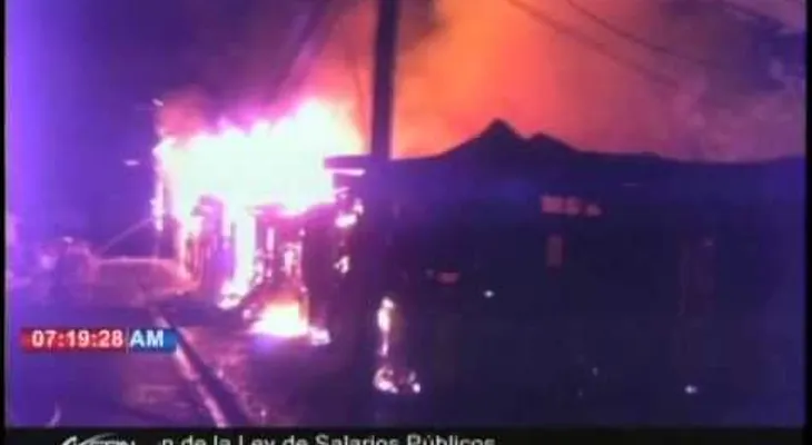 Fuego consume cuatro casas históricas de Azua