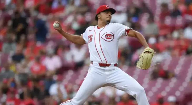 Burns consigue su 12ª victoria consecutiva y los Rojos vencen 10-2 a los Piratas