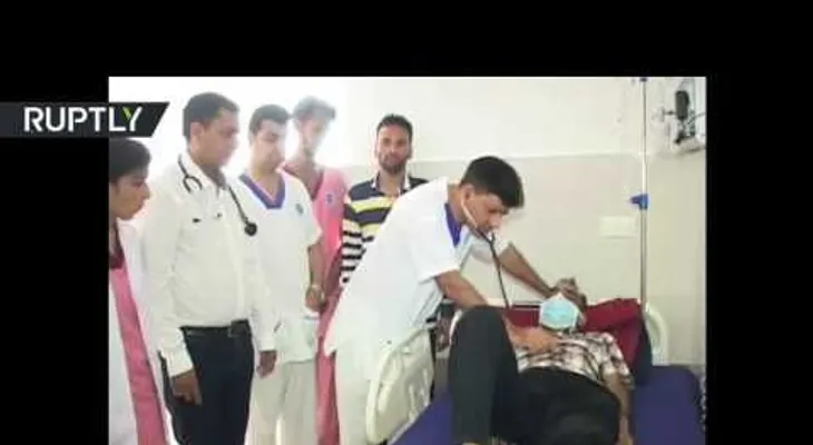 Los médicos sacan 40 cuchillos del estómago de un indio (VIDEO)