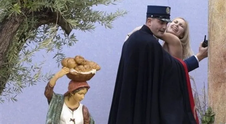 Liberan mujer mostró senos en el Vaticano 