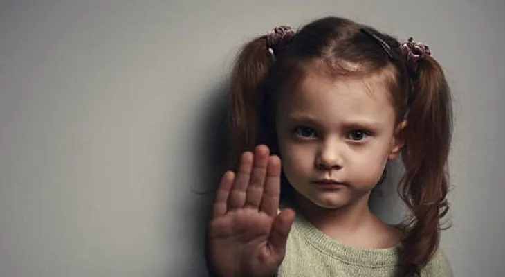 No debemos forzar a nuestros hijos a dar besos y abrazos si no quieren