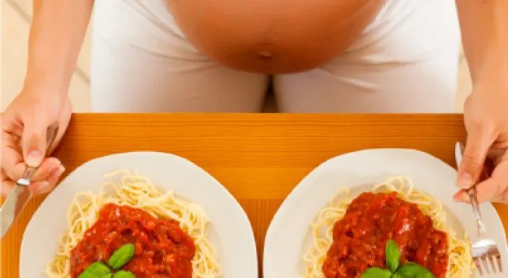 ¡Se tumba el mito! Las mujeres embarazadas no necesitan comer por dos