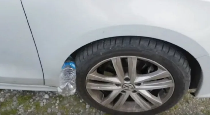 Advertencia policial: Si encuentras una botella de plástico en la rueda de tu auto, puedes correr peligro